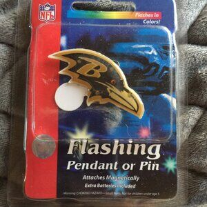 BALTIMORE RAVENS COLLECTOR'S FLASHING HAT LAPEL PIN BY SISKIYOU NFL
